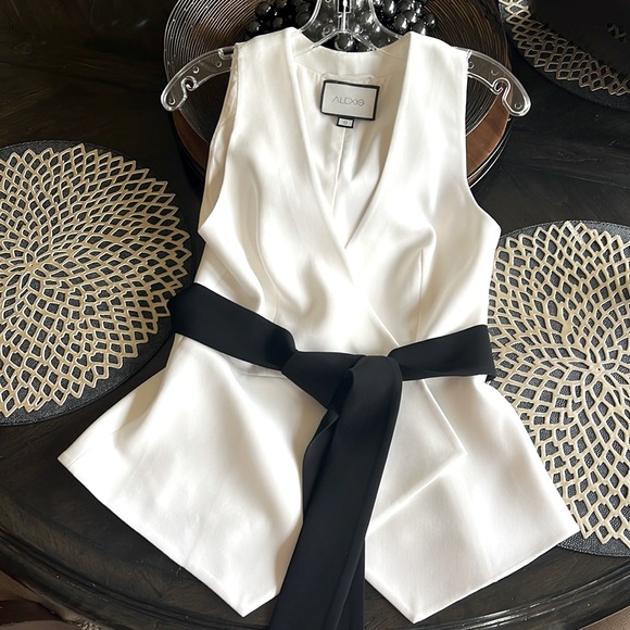 Alexis Sleeveless Cream Top with Black Sash Belt Size S - Picture 6 of 16